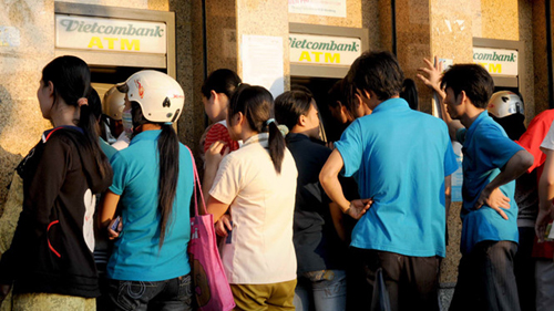 Người dân vẫn phải xếp hàng rút tiền từ ATM